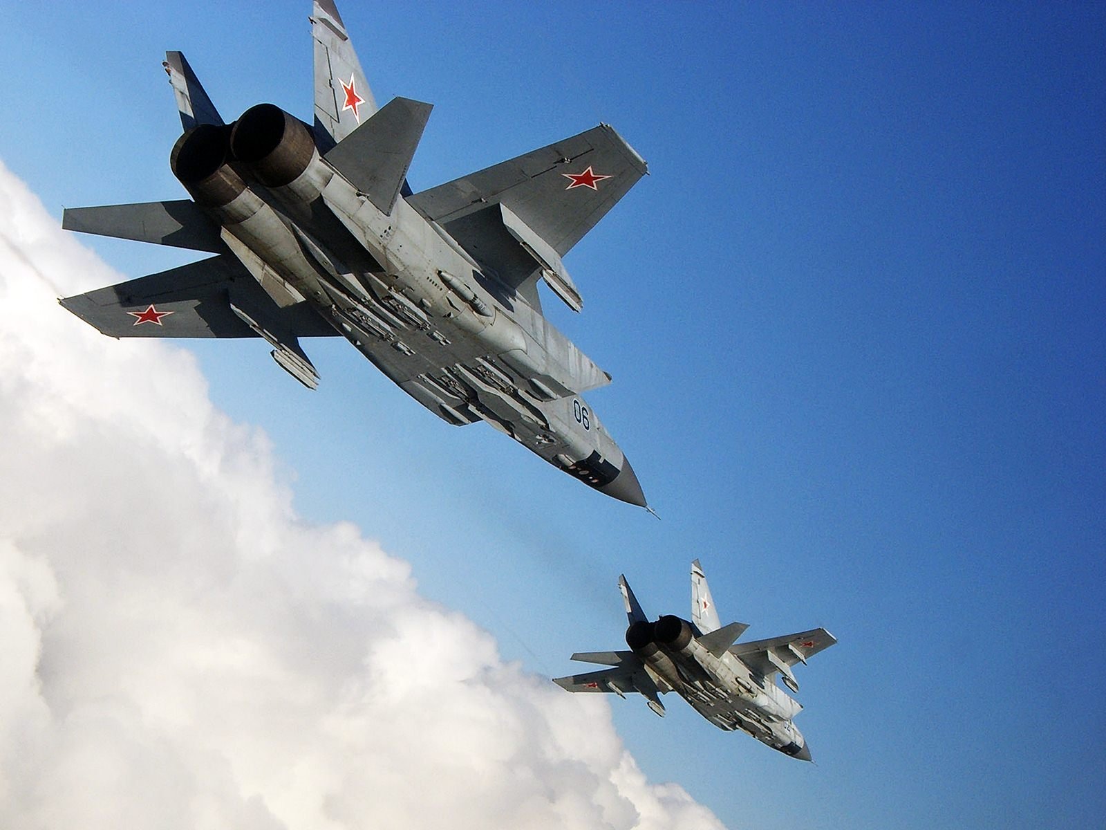 Россия экстренно подняла в воздух над Охотским морем боевую авиацию, на перехват отправили истребители