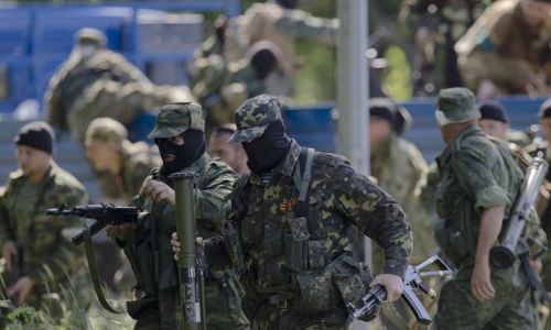 СМИ: В Луганске ополченцы обстреляли из минометов школу и автомобиль с четырьмя мирными жителями