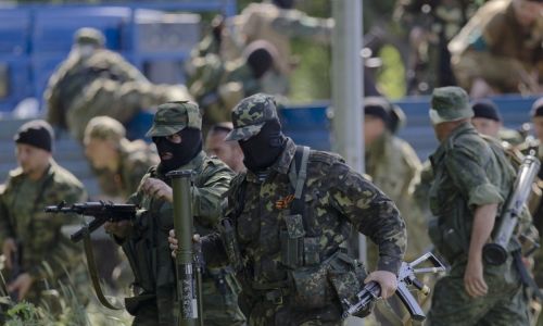 СМИ: В Луганске ополченцы обстреляли из минометов школу и автомобиль с четырьмя мирными жителями