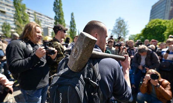 В Киеве батальон 'Азов' и ОУН сносят памятник чекистам: активисты принесли ломы и смонтировали леса