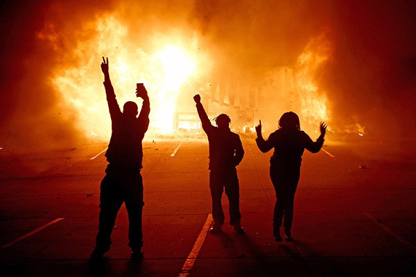 Фергюсон в огне: из-за беспорядков в годовщину убийства афроамериканца ввели ЧП