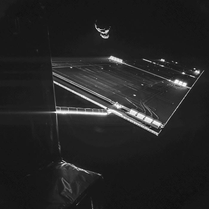Селфи космического корабля с кометой 
