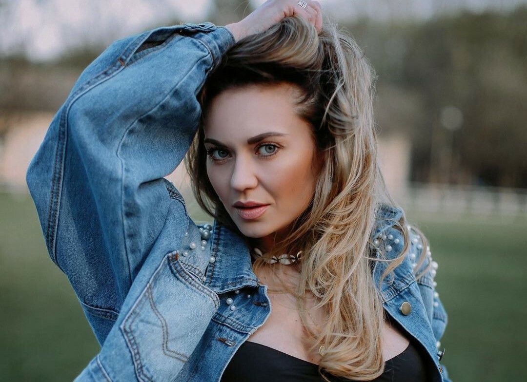 "Мечты сбываются", – Анна Саливанчук поцеловала блондинку в красном платье в губы 