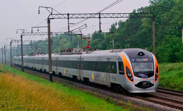 Смертельная трагедия на железной дороге: в Харькове электропоезд насмерть сбил человека