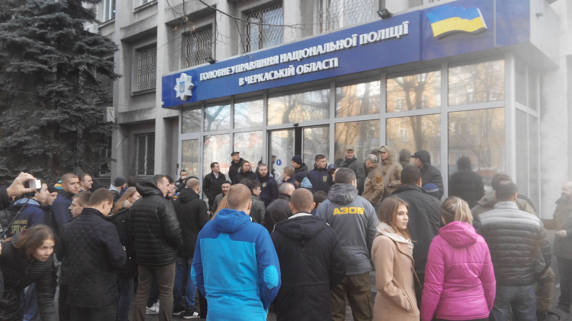 В Черкассах опять столкновения: отделение полиции взяли штурмом, выдвинули требования