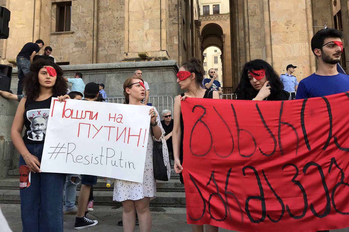 В Грузии десятки тысяч граждан снова стекаются к парламенту дать бой реваншу России - сильные кадры
