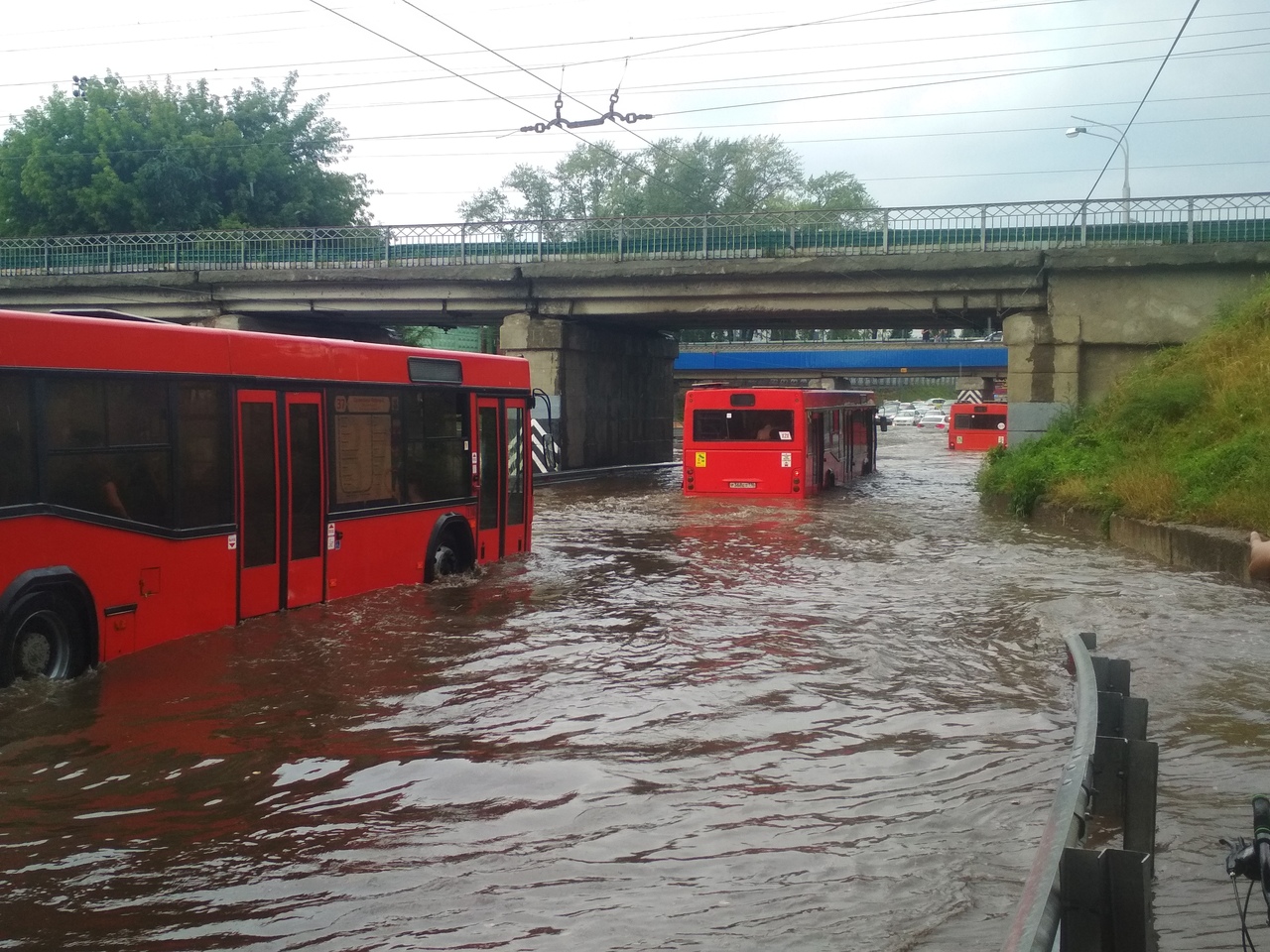 Кадры мощного потопа в России: в Казани после ливня на дорогах "тонут" автобусы с людьми, воды очень много