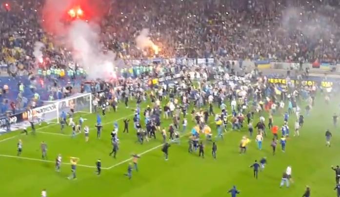 Историческая победа: фанаты тысячной толпой приветствовали "Днепр" на футбольном поле 