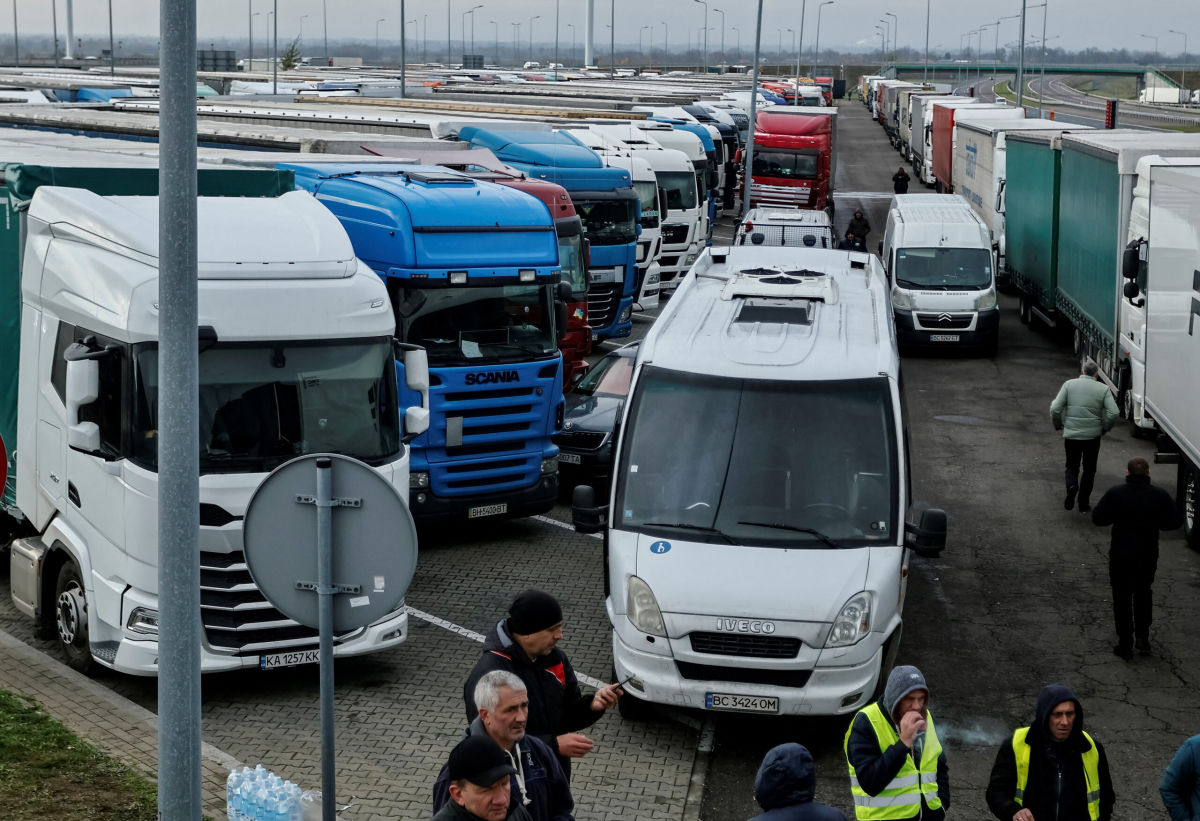 "Может рвануть", - украинские дальнобойщики на польской границе объявили голодовку: что сделала Словакия