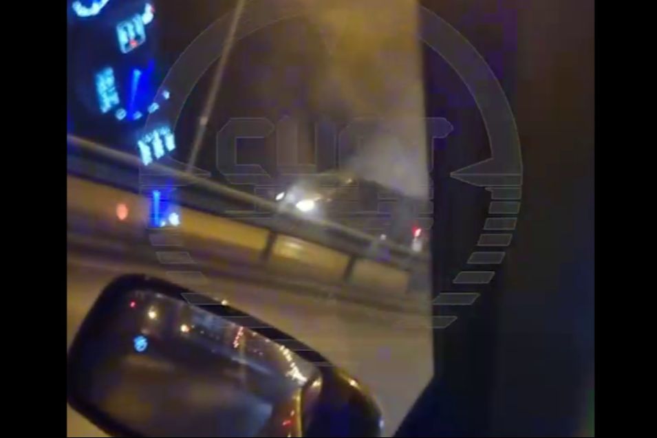 "Вон осколки горят", - напуганный россиянин показал видео первых минут после взрыва БПЛА под Москвой
