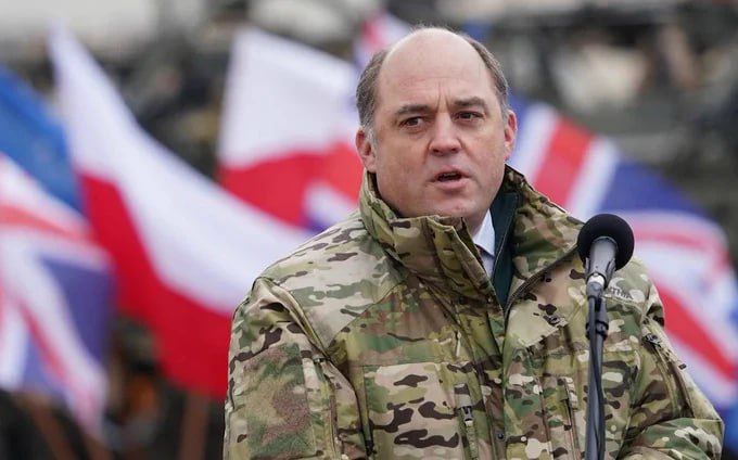 Британський міністр оборони пішов у відставку: хто замінить Воллеса