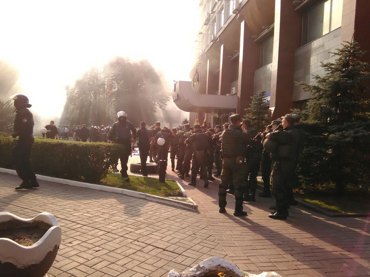 Полиция задержала трех активистов "Азова", пустивших в силовиков слезоточивый газ на митинге возле "Киевгорстроя"
