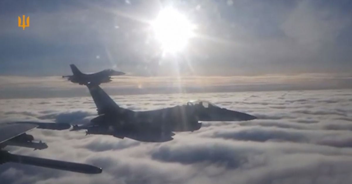 Мощные удары F-16 превратили атаку РФ в дронопад: на видео из кабины пилота показали запуск ракет