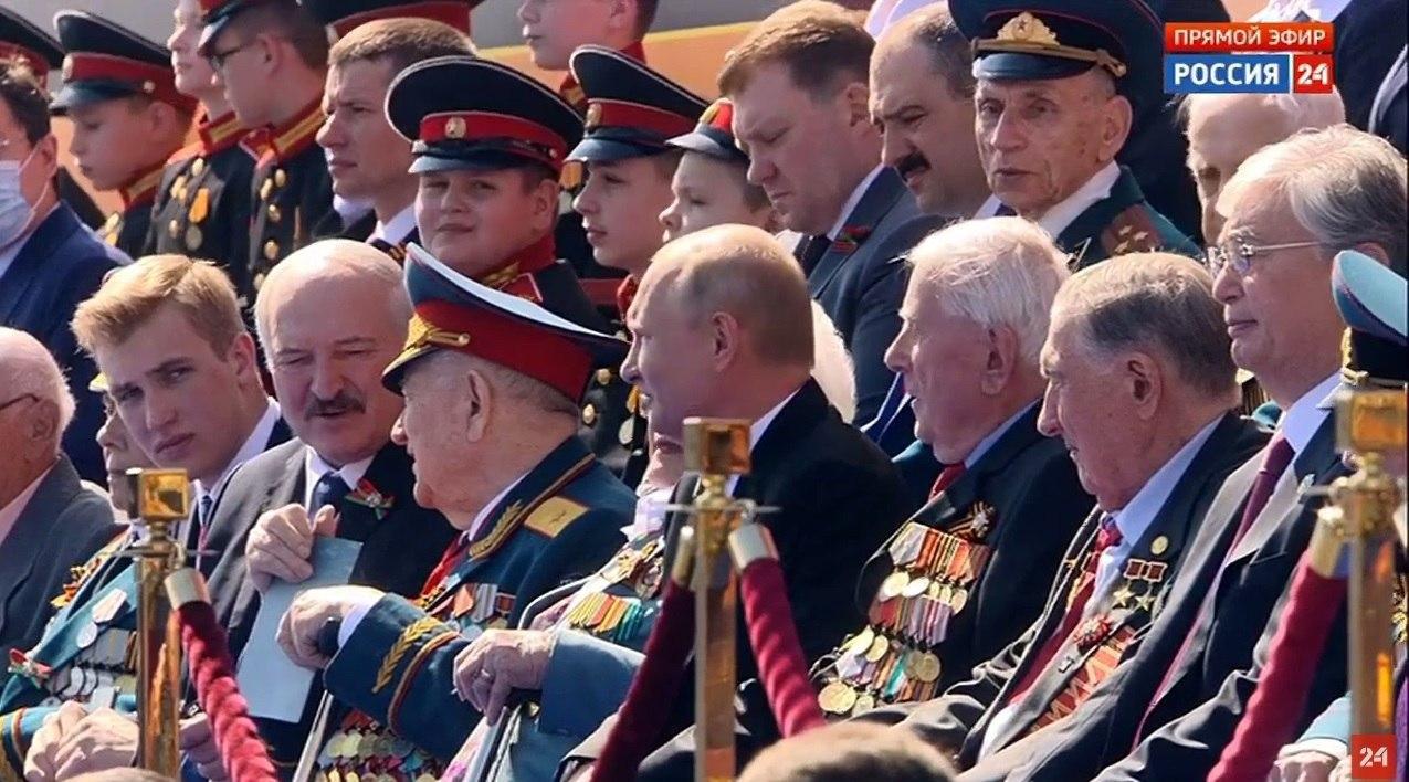 Лукашенко с сыном Николаем появился на параде в Москве - СМИ заметили один нюанс