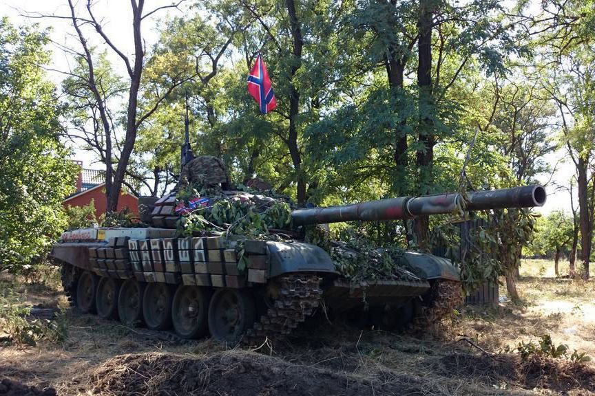 В Перевальске танк "ЛНР" проехался по кладбищу, снес могилы и деревья - очевидцы показали фото