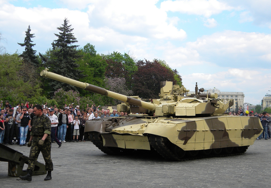 Порошенко показал видео модернизированного танка Т-72А: анонсировано важное решение по бронетехнике для ВСУ - кадры