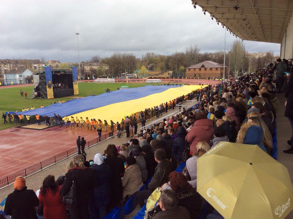 Более 4 тысяч жителей прифронтового Артемовска вышли на патриотическую акцию