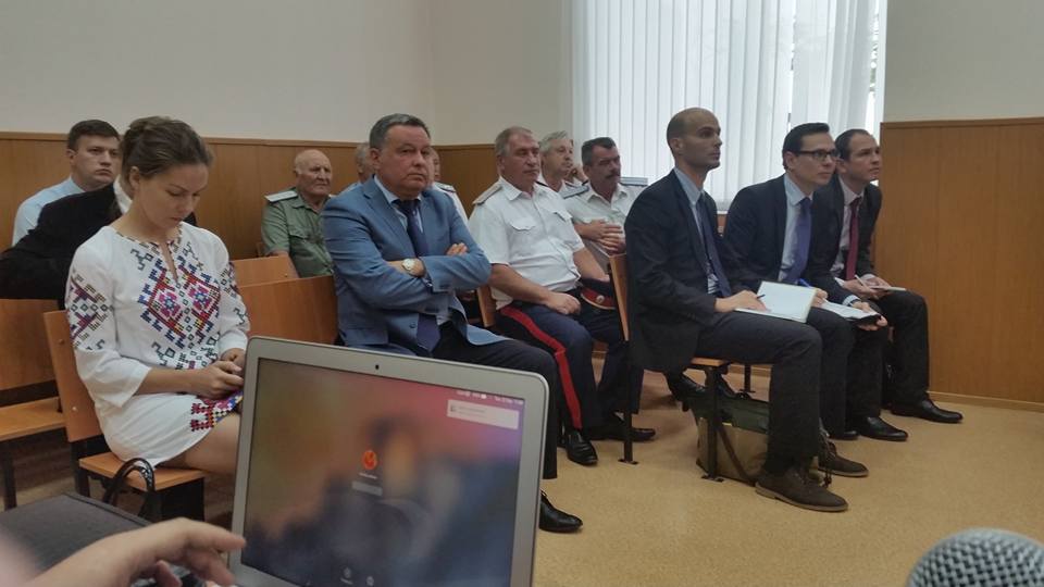 ​Суд над Савченко: в зале ряженые казаки, прокурор требует отстранить адвокатов