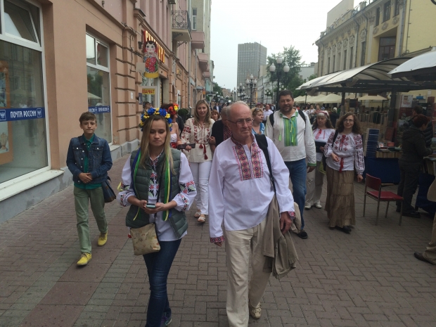 Москвичи прошлись по Арбату в вышиванках, заряжая «Слава Украине»