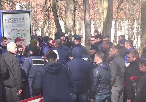 Люди Медведчука устроили массовую драку с активистами на могиле Шевченко в Каневе: в Сеть попали кадры грандиозного побоища, "медведчуковцы" ушли с позором