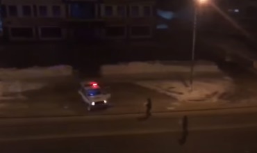 Российские полицейские ловили угонщика необычным способом – преступника, удирающего на авто, забросали снежками – кадры