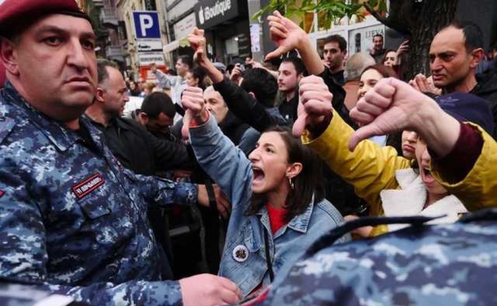 "Не революция", - в правительстве Армении отказываются признавать переворотом принудительную отставку Саргсяна и массовые протесты