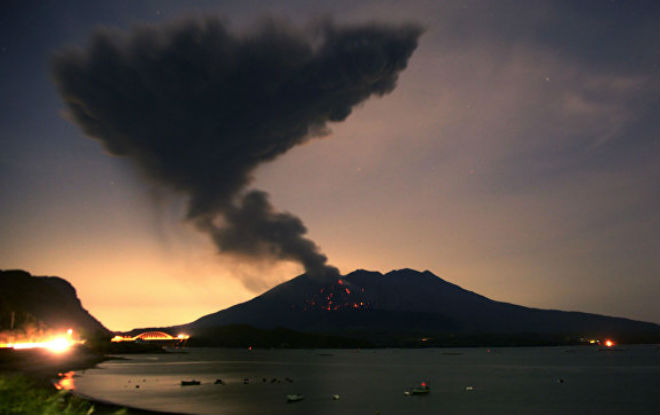 Укрытые пеплом улицы и люди в масках: обнародованы кадры извержения вулкана Симмоэ в Японии 