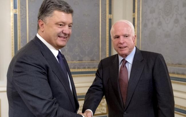 За огромный вклад в развитие международного авторитета Украины Петр Порошенко вручил Маккейну орден Свободы  