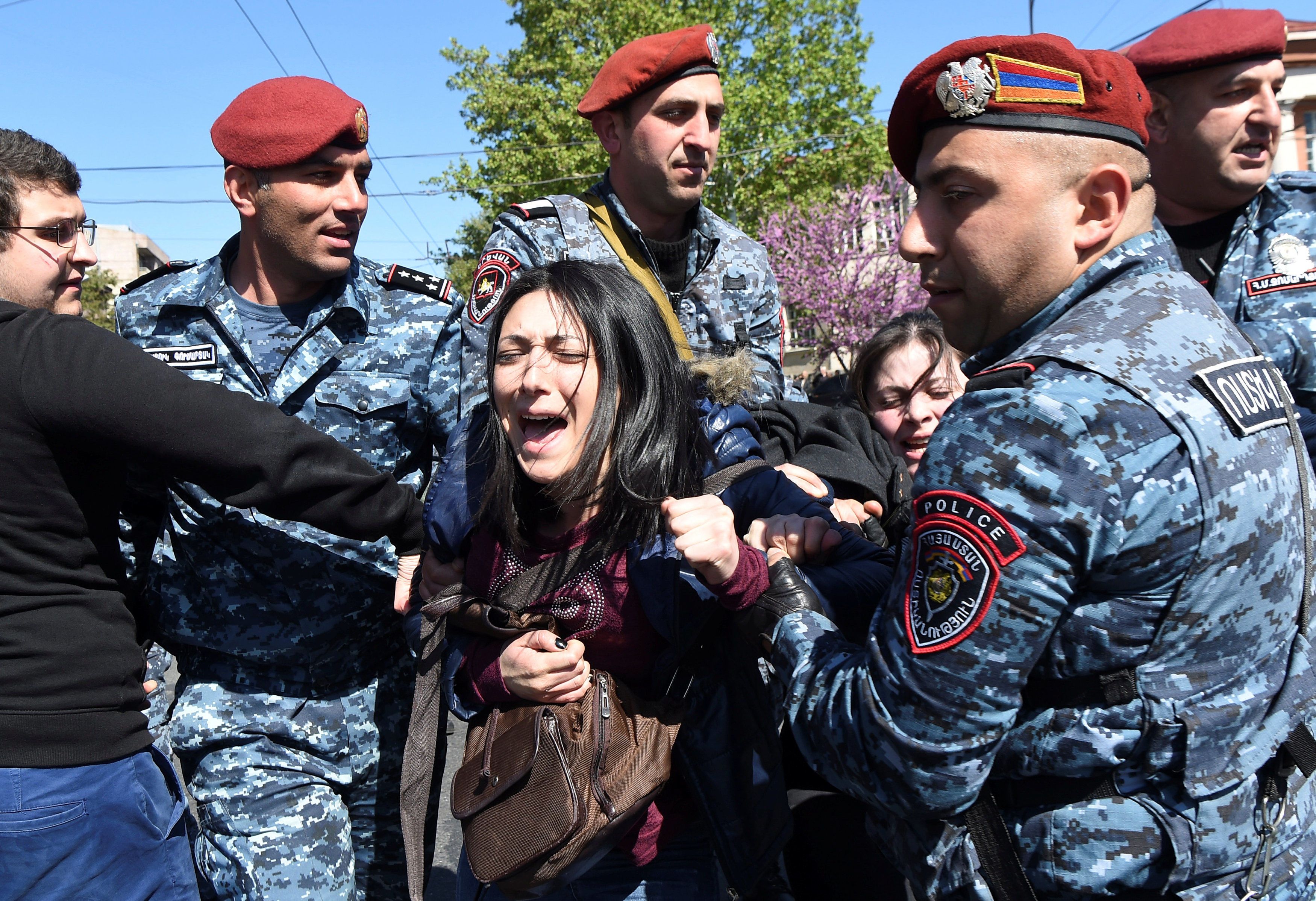 Ситуация на митингах в Армении остается "взрывоопасной": полиция грубо разгоняет людей, задержаны более 80 человек - кадры