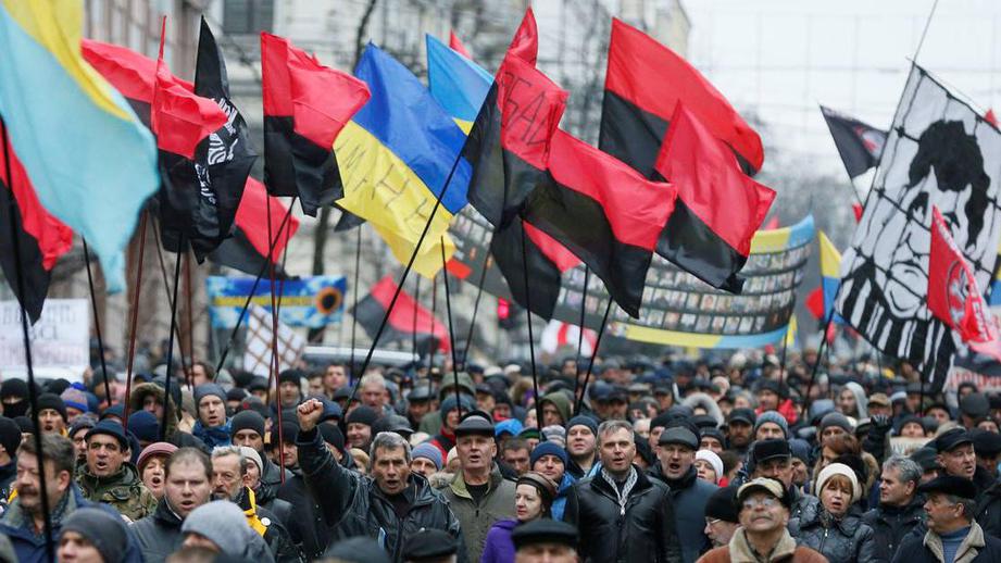 В Киеве антипрезиденсткая акция Саакашвили, где требуют отставки Порошенко, началась гимном УПА - прямая трансляция "Марша за будущее"