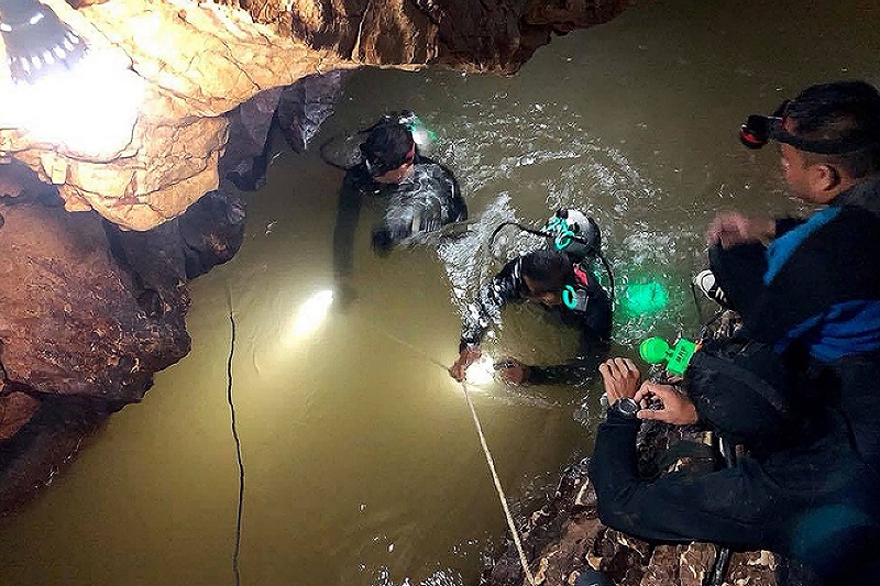 Операция по спасению детей из опасной пещеры в Таиланде: есть первая жертва - СМИ