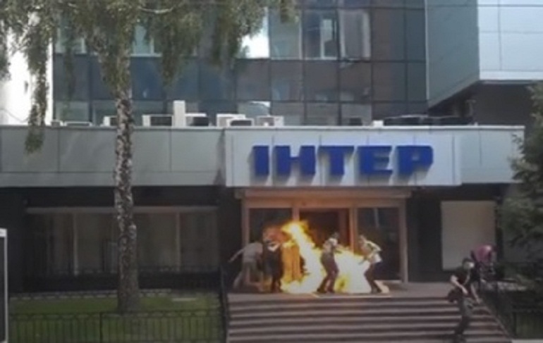 В Киеве неизвестные подожгли офис "Интера" - пламя заблокировало центральный вход