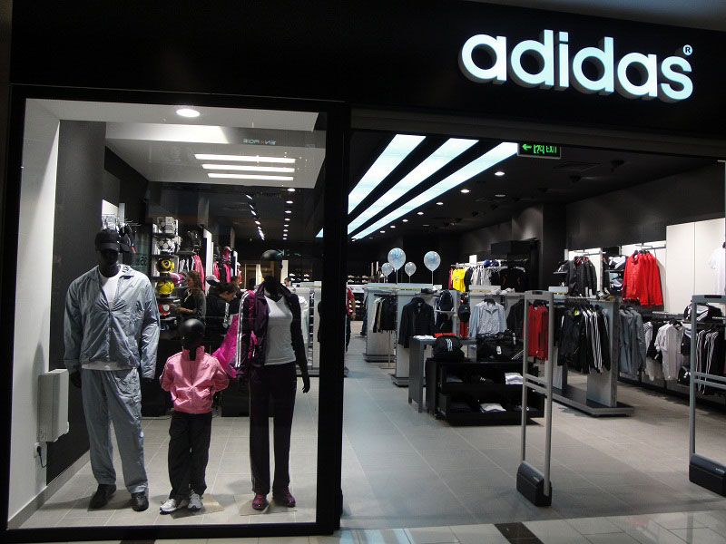 Adidas закрывает несколько сотен магазинов в России