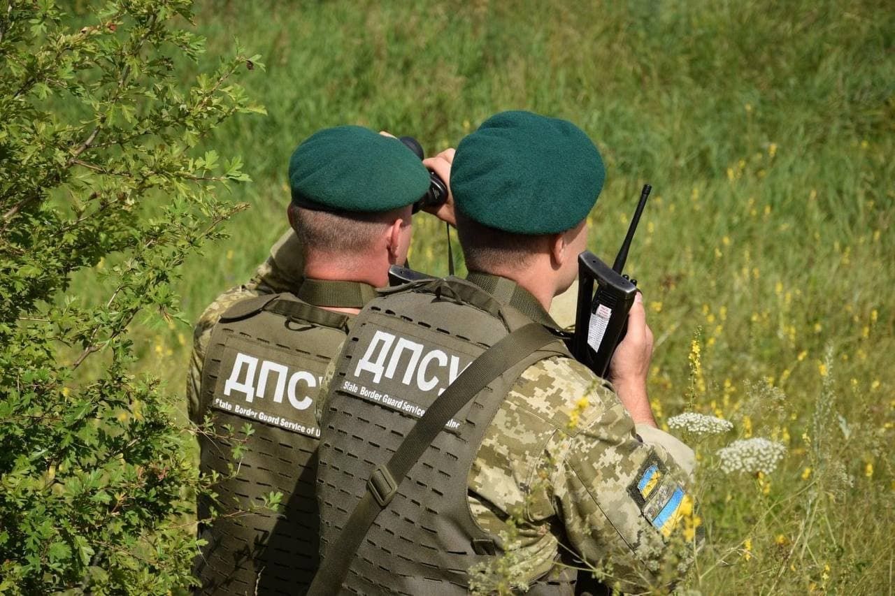 Избили и отобрали оружие: на границе с РФ произошло нападение на украинских пограничников