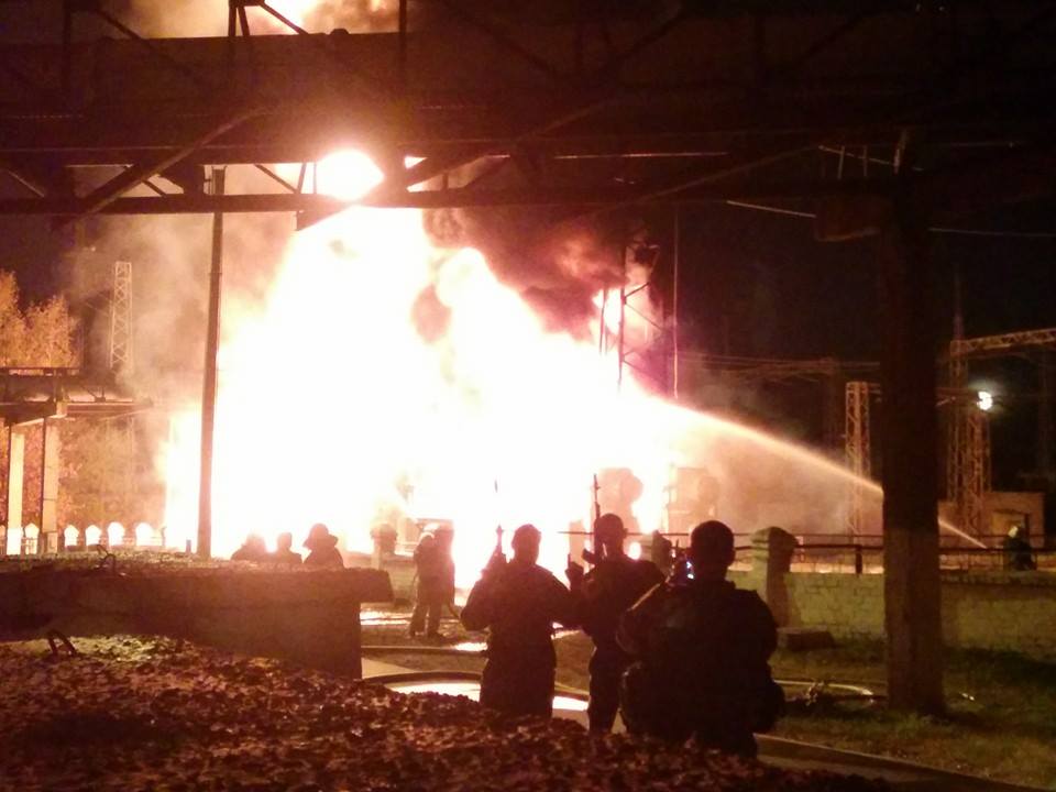 Пожар на Счастьинской ТЭС: столбы черного дыма, горящее трансформаторное масло и пострадавшие