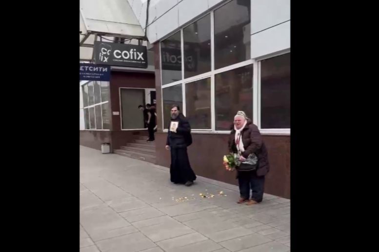 "Скріпи по-російськи", – у Москві священик ногою вдарив пенсіонерку, яка заважала йому просити гроші