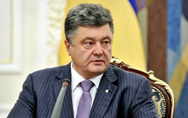 Порошенко освободил студентов от воинской службы