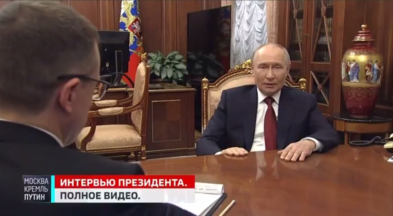 "Возраст или опасения?" – в Сети заметили на видео интервью Путина новую деталь
