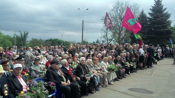 Потасовка в Мариуполе: неизвестные сорвали с участников акции "Бессмертный полк" запрещенные в Украине "георгиевские ленточки"