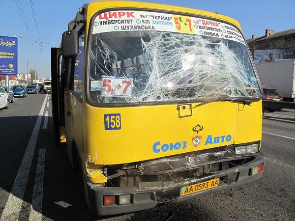 ДТП в Киеве: столкнулись две маршрутки. Есть пострадавшие