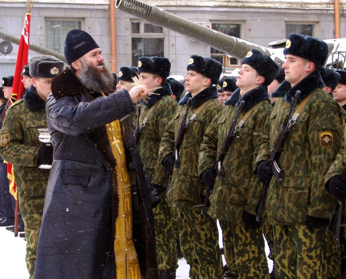 Российский священник "гонял бесов" в следственном комитете, чтобы добиться лучшей раскрываемости преступлений