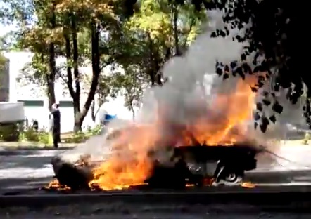 Последствия обстрела Калининского района: разбитый бульвар Шевченко и сгоревшие автомобили 