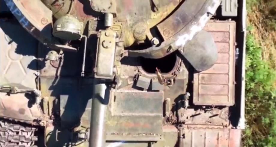 Дрон ВСУ снайперским попаданием боеприпаса в люк взорвал танк "Т-62М" изнутри