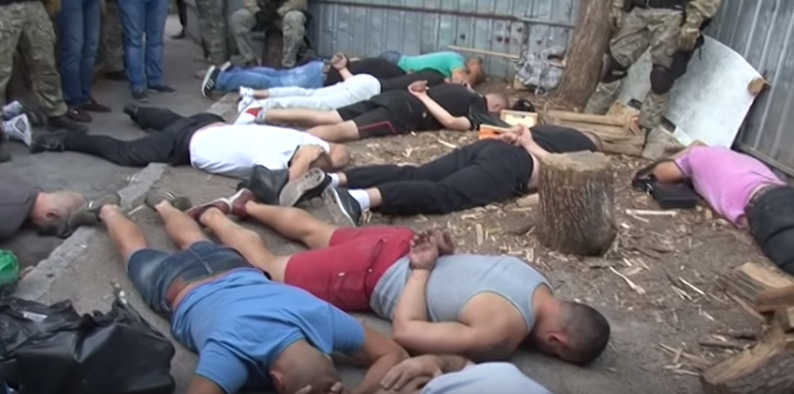 Полицейские задержали вооруженных участников бандитской "сходки" в Кропивницком - кадры