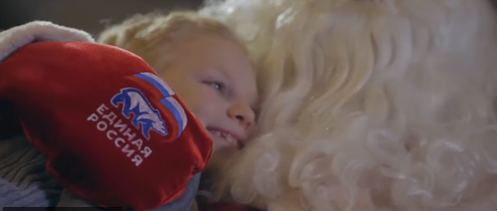 Ксения Собчак раскритиковала подхалимский ролик единороссов, в котором девочка просит Деда Мороза "оставить Путина президентом"