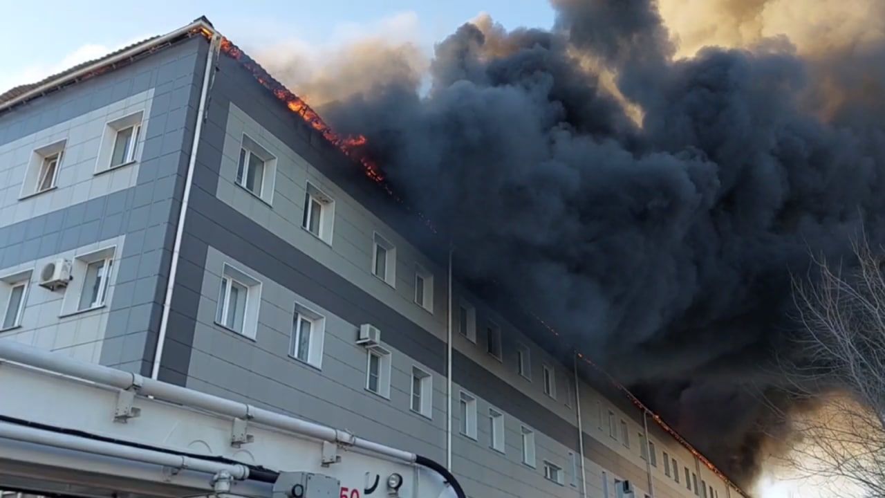 Серия крупных пожаров в РФ: пылает крупнейшая ТЭЦ в Перми и склад в Волгограде