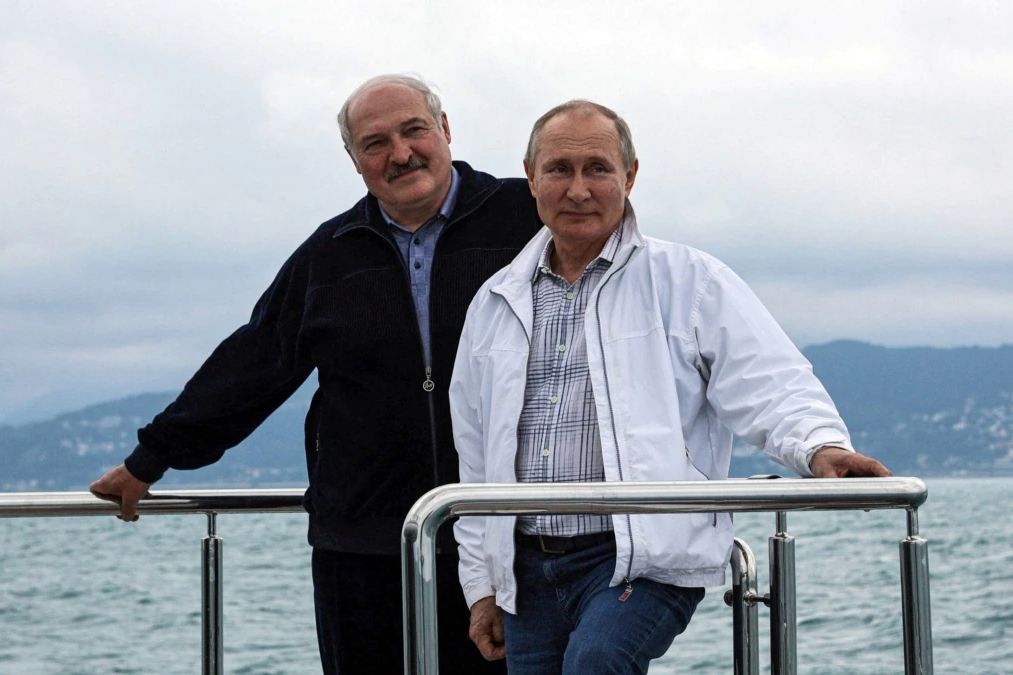 ​"Не сидел в бункере, ботоксом не пользуется", - на ТВ Беларуси "потроллили" Путина