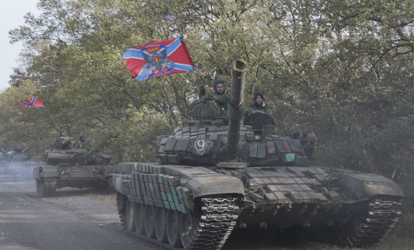 Российские террористы стягивают огромное количество танков и техники в оккупированную Луганщину: Bellingcat показала шокирующие доказательства