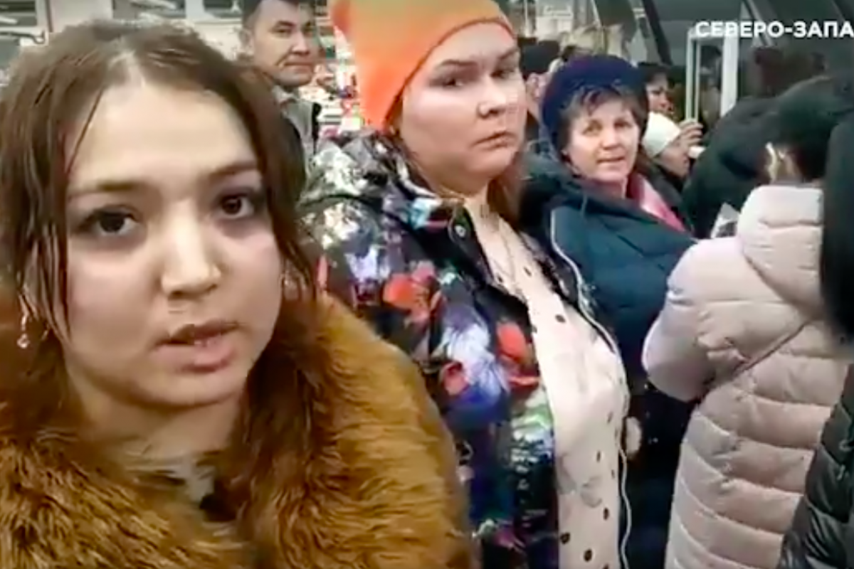 ​"Нам не на что жить", - в Санкт-Петербурге тысяча россиян штурмуют магазин Spar, на месте автозаки и ОМОН