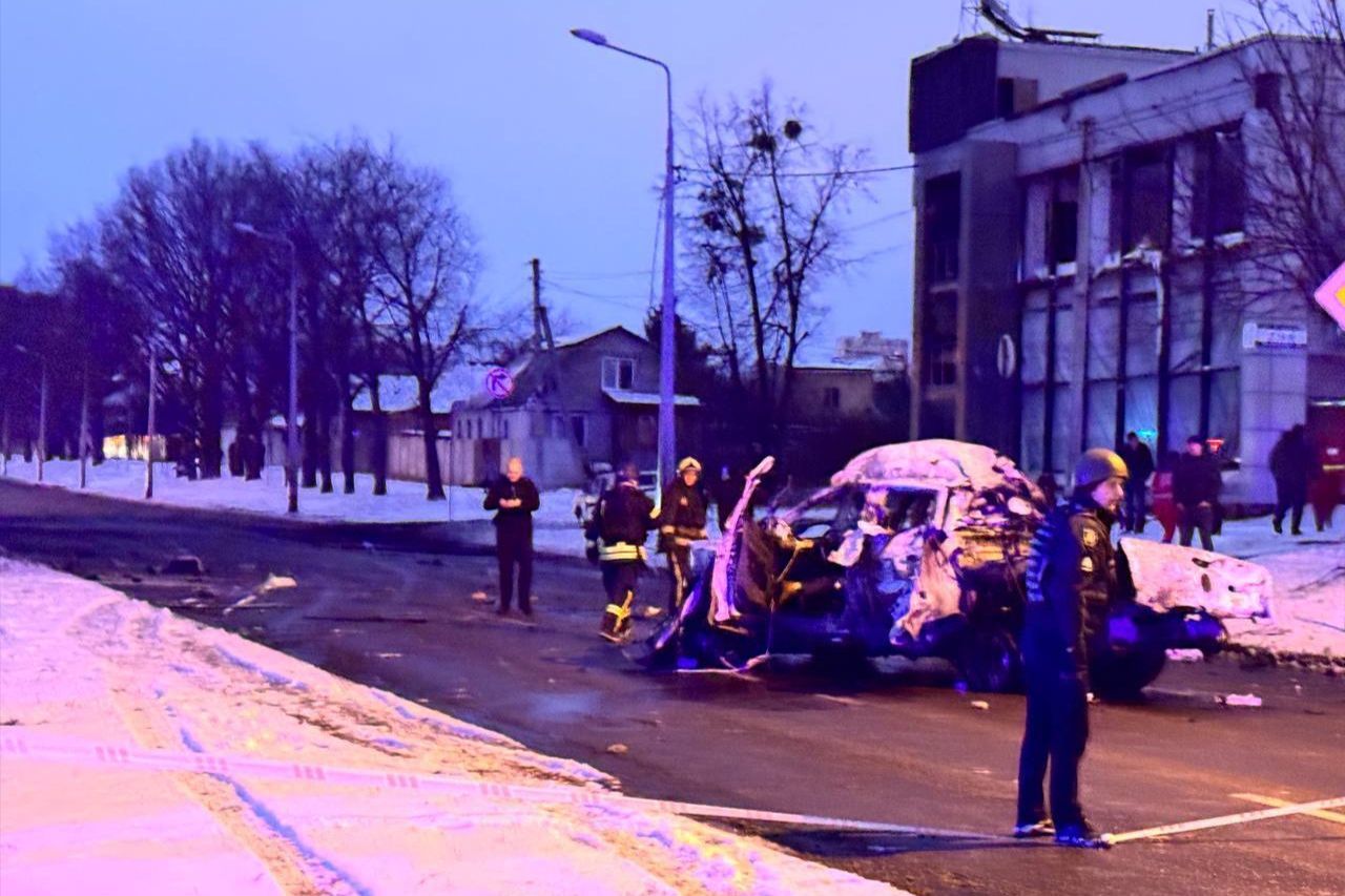 ​РФ атаковала КАБами важную трассу Харькова – горят машины, есть жертвы